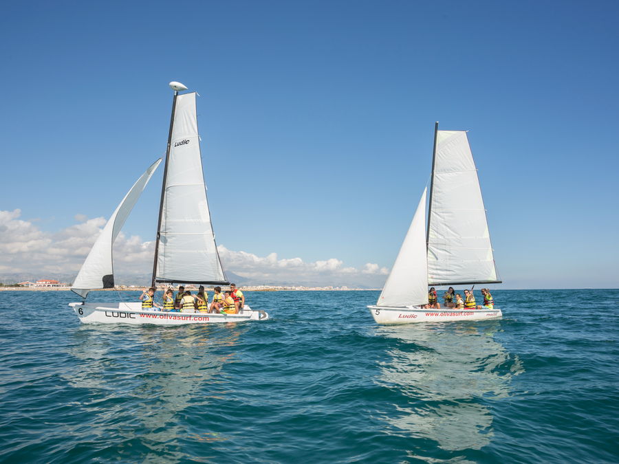 Dos catamaranes con campistas navegando frente a la costa de Oliva