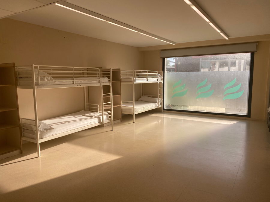 Habitación del albergue con literas y luz natural