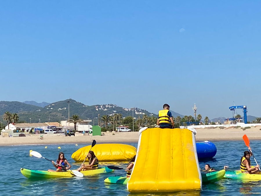 Parque acuático hinchable montado en el mar junto a la playa