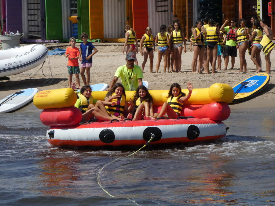 Campistas subidos al sofá látigo antes de salir al mar