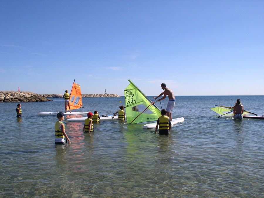 Clase de iniciación al windsurf con las tablas en aguas poco profundas