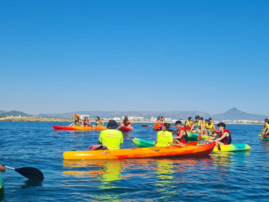 Salida en kayak por el mar con monitores y grupo de campistas
