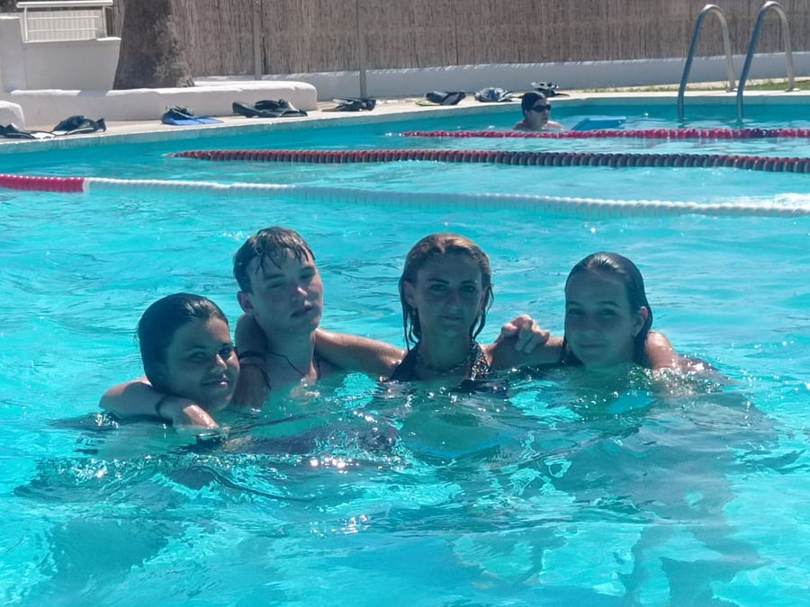 Niños jugando en la piscina durante la tarde del campamento